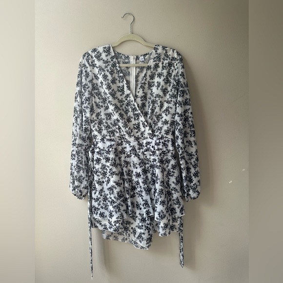 Black & white floral long sleeve romper, size large - Picture 3 of 6